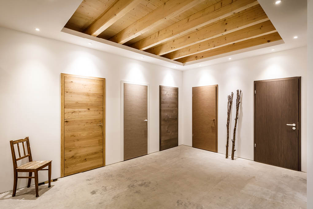 Die Ausstellung mit Holztüren | Stuke Holz