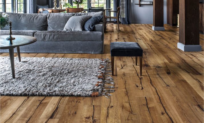 Holzboden mit starker Maserung im Wohnzimmer | Stuke Holz